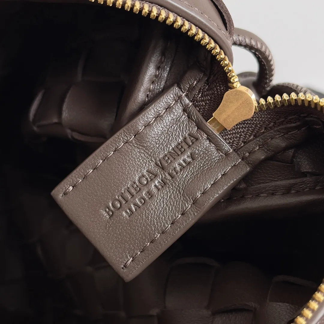 Batch 1560 New version and new color (third generation) 𝗕𝗼𝘁𝘁𝗲𝗴𝗮 𝗩𝗲𝗻𝗲𝘁𝗮———— The latest version of the loop camera bag💥 at the BV King of Cost-Effectiveness counter, large woven texture➕As always, ultra-high-quality lambskin, with zippers and adjustable drawstrings, it is especially suitable for the belly💫It can fit anything, and it is very light in weight. It is suitable for girls of all ages. Size: 17*10*6cm Style number: 723547